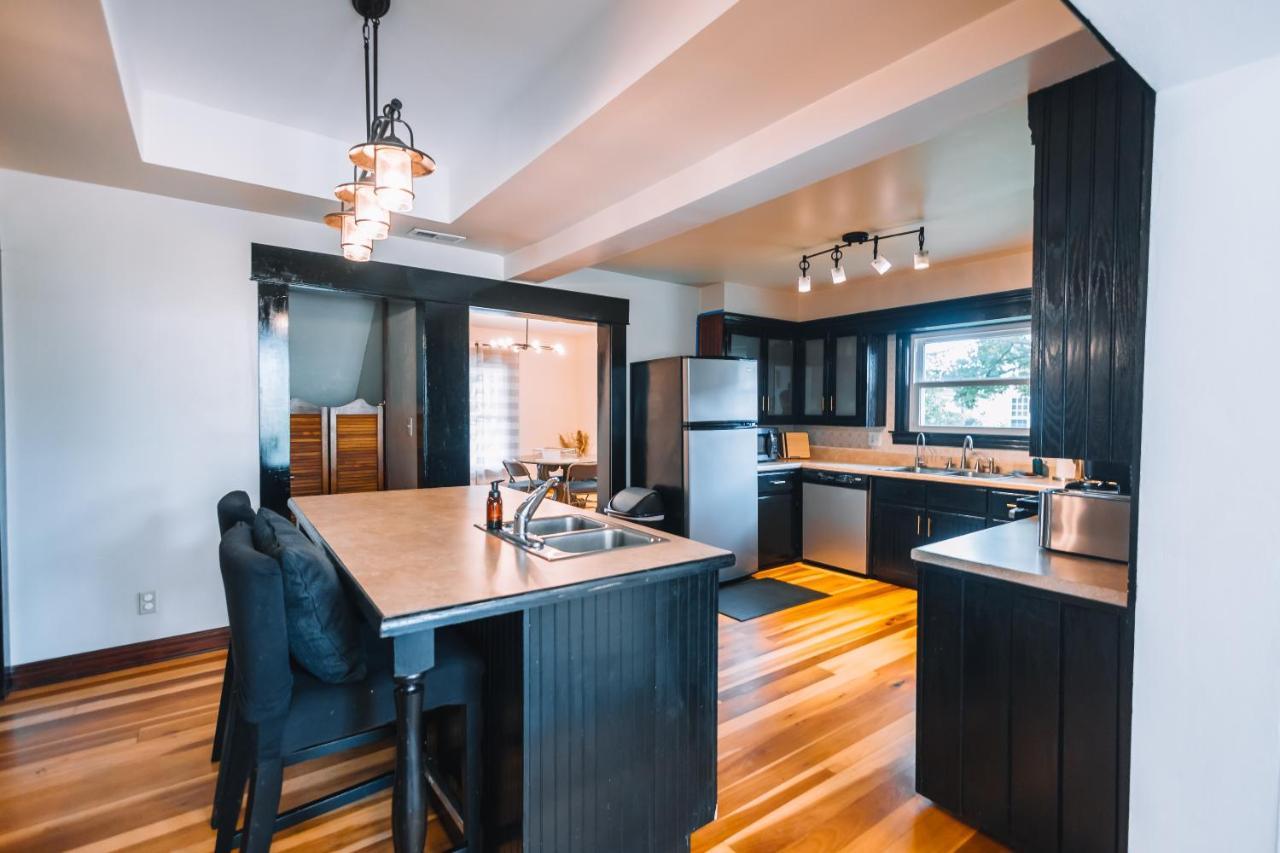 Villa Downtown Escape Great For Large Families & Groups Sugarcreek Esterno foto